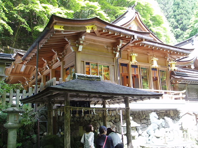 鳥居をくぐって、上がったところが本殿です。
多くの人で賑わっていました。
観光施設ってこのあたりあまりありませんから。