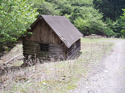 だいぶ、痛んでいますが、まだまだ使用に耐えるようです。中に宿帳がありました。
