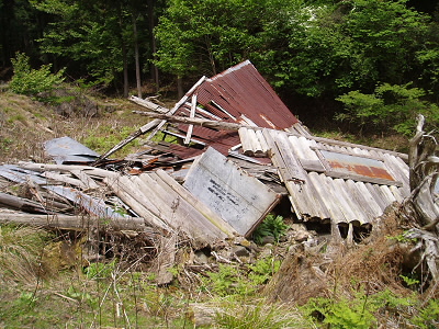 直谷山荘は「山と高原地図」には載っていますが、崩れてしまっています。