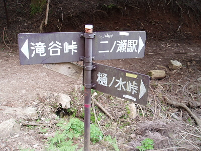 苦労して、貴船山へ迷い込まずなんとかここまで降りてきました。
ここからは二ノ瀬ユリなのです。