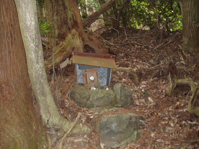 夜泣峠は、京都一周トレイルでも通過するところです。
ここからジグザグに下って、富士神社へ。