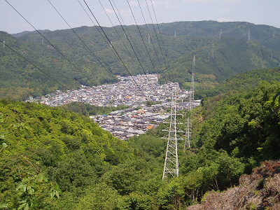 今回のコースでは頂上までに三つの鉄塔を通ります。その一つ目です。道から少し入ったところにあります。
手前に稲葉台、奥に小金塚の住宅街が見えます。