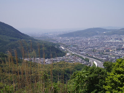 もっとも南なり、山科盆地から醍醐まで見渡せられる素晴らし展望でした。
右下から山裾に伸びる道路は名神高速道路で、
手前に稜線は行者ヶ森です。向こうの山は伏見の大岩山。へこんだあたりの向こう側がお稲荷さんになります。