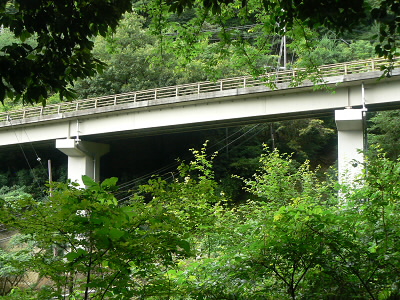 エコランド音羽の杜の廃棄場へ向かう道路です。
前にこの道を歩くという催しに参加した時に歩きました。ハイキング道と違い見晴らしがよいので大阪まで見えます