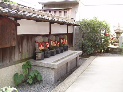 四宮 六地蔵のお堂の裏にあるお地蔵さん達