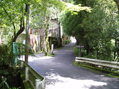 ここから山道になります。入り口は京都市の教育施設です。今日は保育園のバスが止まっていました。
帰りはこの左の道に出てきます。
では、一周のハイキングの始まりです。