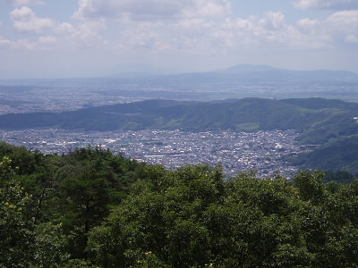 山頂からの景色でこちら側は山科です。