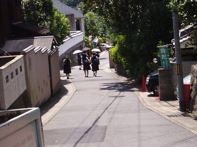 ノートルダムが近くにあるので女子高生が