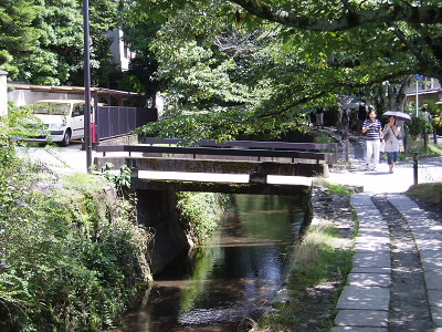 哲学の道に出てきました。
ここでは北へ向かって川が流れています。
京都としてはめずらしい光景です。