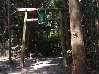 貴船神社とありました。
でもこの先は龍王宮なんですが。
ガイドマップには龍王宮(貴船神社)とあり、別名なんですね。