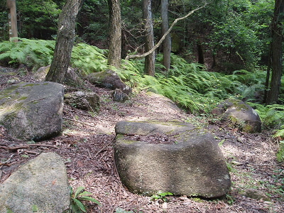 広場といってもベンチがありません。
鏡山ではちょっと変わった広場となっています。