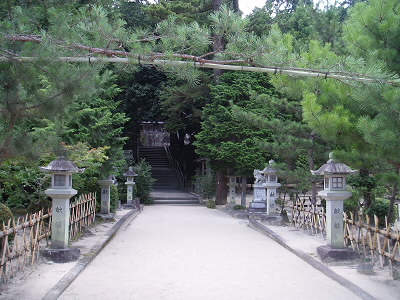 中へ行くだけの元気が、暑さで汗と共に蒸発してしまったので、外からの写真だけ。
ここから、道の駅まで延々と炎天下を歩きました。