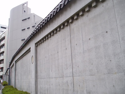 2010/08/14 13:03:50 中国大使館の壁