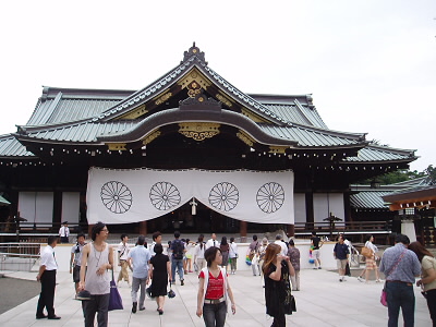 次の日は、終戦記念日なので、バスで全国の遺族会の方が来られていました。