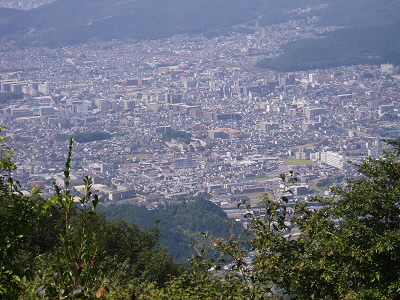 山頂のチョイ下から見た山科。