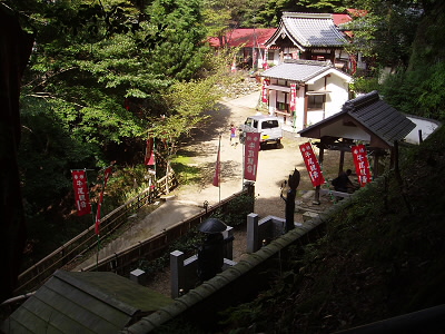 今回は山頂から下りてきたので、牛尾観音の俯瞰を取りました。