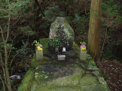 いつも、花が添えられています。