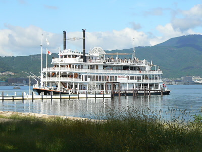 浜大津では、すでに沖合へ出港していましたが、プリンスホテル前で追い付きました。
ゆったり航行しているんですね。