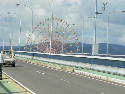 最頂部から少し下に、歩道が膨らんでいて展望できる場所があります。
びわ湖タワーの観覧車が見えます。
この観覧車、撤去するんでしょうか？