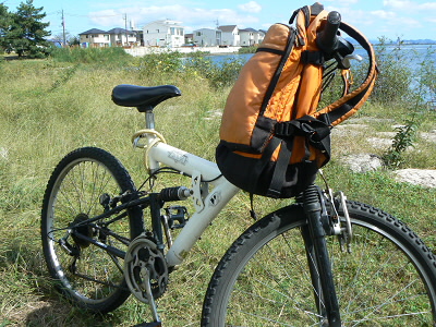 こんな自転車で走りました。
サイクリング用でなく、オフロード用でさえありません。
仕様説明書に「荒地では走行しないでください。」とあります。なんちゃって、オフロード車です。
