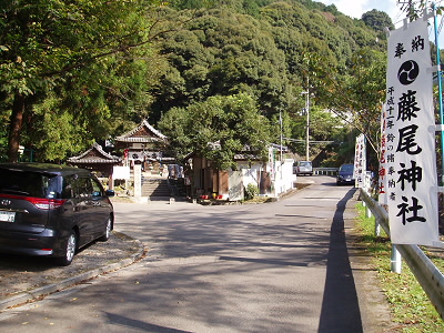 藤尾神社の右の方の道を今回は進み、長等山 山頂を目指します。