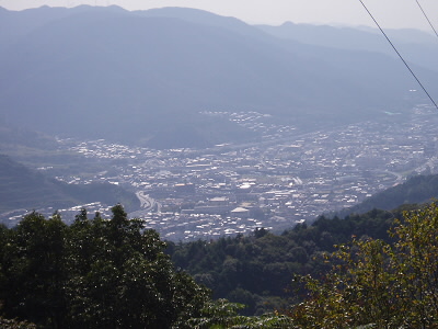 鉄塔のところが開けていて、山科が一望です。