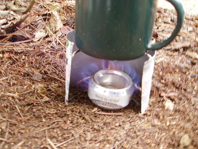 少し五徳が高かったのか、ホウロウのコップの熱伝導率が悪いのか、なかなか湧きません。
約２０mlづつ、3回も継ぎ足しました。
お湯が湧いてそこに粉末スープを入れて、ゆっくり飲みほしても、まだ、シチューは３０分になりません。