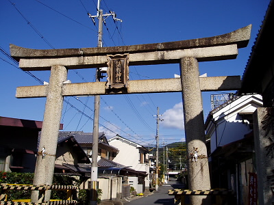 三条通りからこの鳥居をくぐって、諸羽神社へ向かいます。