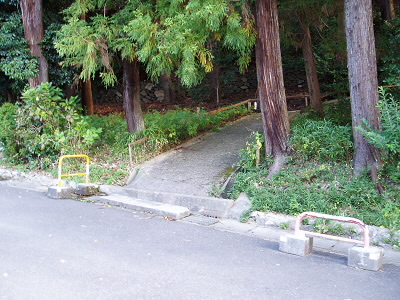 2010/11/03 09:55:38 疏水公園への登り口