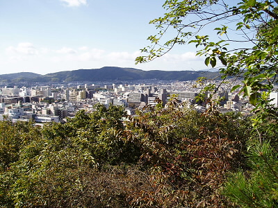 取りついて少し行ったところで、開けたので振り返ると、山科の街が見えました。