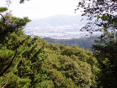 ここから、琵琶湖が見えました。
ちょうど谷になっているのでしょう。ちょっと意外でした。
