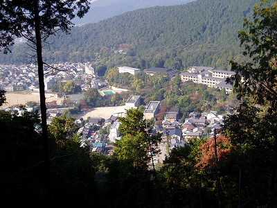 白岩から洛東高校と小学校が一望です。