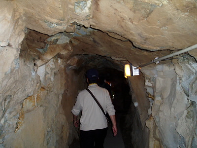 手掘りの坑道だそうです。
やっとすれ違えるほどの坑道です。
