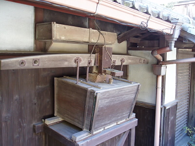 民家の横にこんなポンプが。