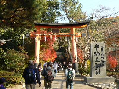 コースの早々の宇治上神社。