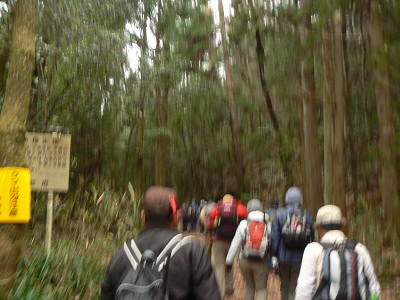 くさりをくぐって山道に入ります。
ここから繁見坂です。