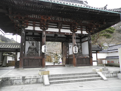 石山寺の山門。
