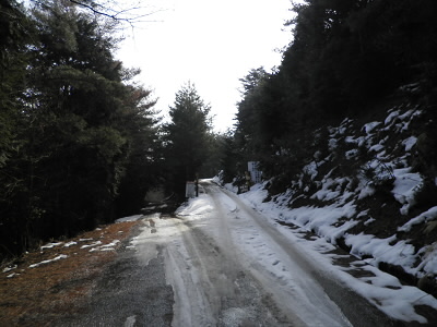 ここを右に行きますが、雪で車が通れる道ではありません。