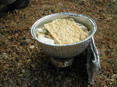 同行人のお昼です。
冷凍きつねうどん。アルコールを２杯使って完成です。