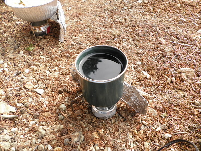 ホーローのコップでお湯を沸かして、インスタントワンタンとみそ汁、チャイを作りました。