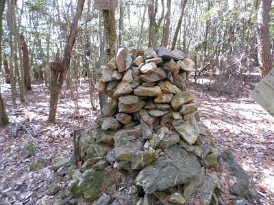 日野山の山頂です。
ケルンが高く作られていました。
緩やかな山頂のため、道がわかりづらかったです。