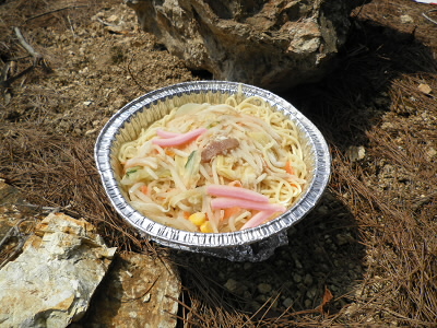 今日は冷凍ちゃんぽん麺。
しっかり凍っていたようで煮えるまで６０CC以上で２０分ほど掛かりました。

周りの枯れた松葉に延焼しそうでしたので、周りの枯れ葉をどけて、着火しました。