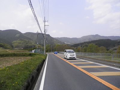 この山々の隙間を抜けて行く予定です。
とても、しんどそうです。