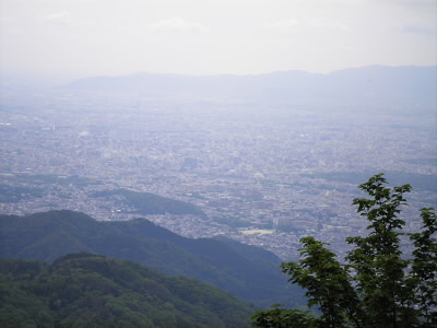 少し、霞んでいますが、京都が一望です。