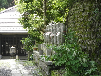 お地蔵さんが並んでおられます。