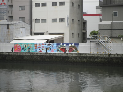 岸壁にイラストが描かれています。
このイラストは子供たちが描いたようです。
