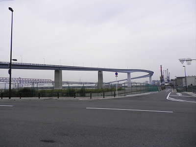 この橋を渡ります。
