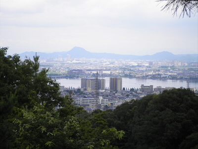 地図では、池も見えそうですが、木に隠れています（たぶん）。
正面に見える山が、近江富士です。