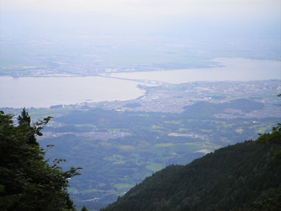 登るときは雲に隠れていた頂上付近ですが、登ってくれば、雲はありませんでした。