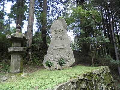 ここを右へ（南の方へ）行くとケーブル比叡に抜けます。